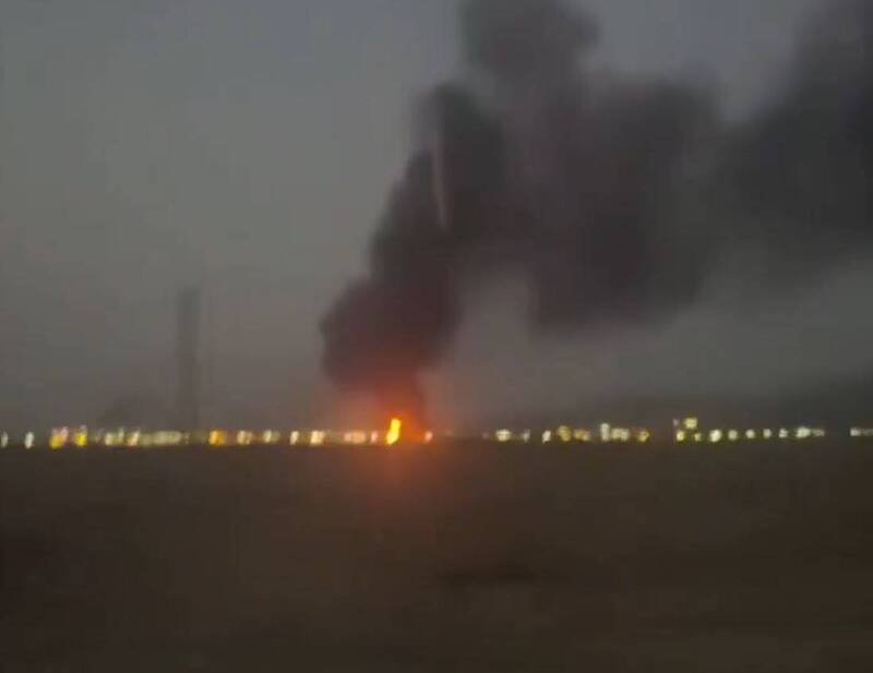 伊朗官煤曝光纳坦兹核设施冒出火光以及黑烟的画面，目前不清楚详细的受损状况。（图撷自X）