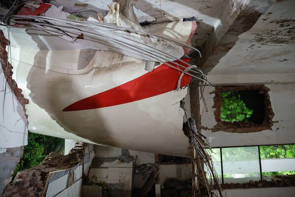 ▲▼印度航空一架搭载242人的班机12日起飞后不久即坠毁，并撞上一间医学院宿舍，造成至少294人罹难。 （图/路透）