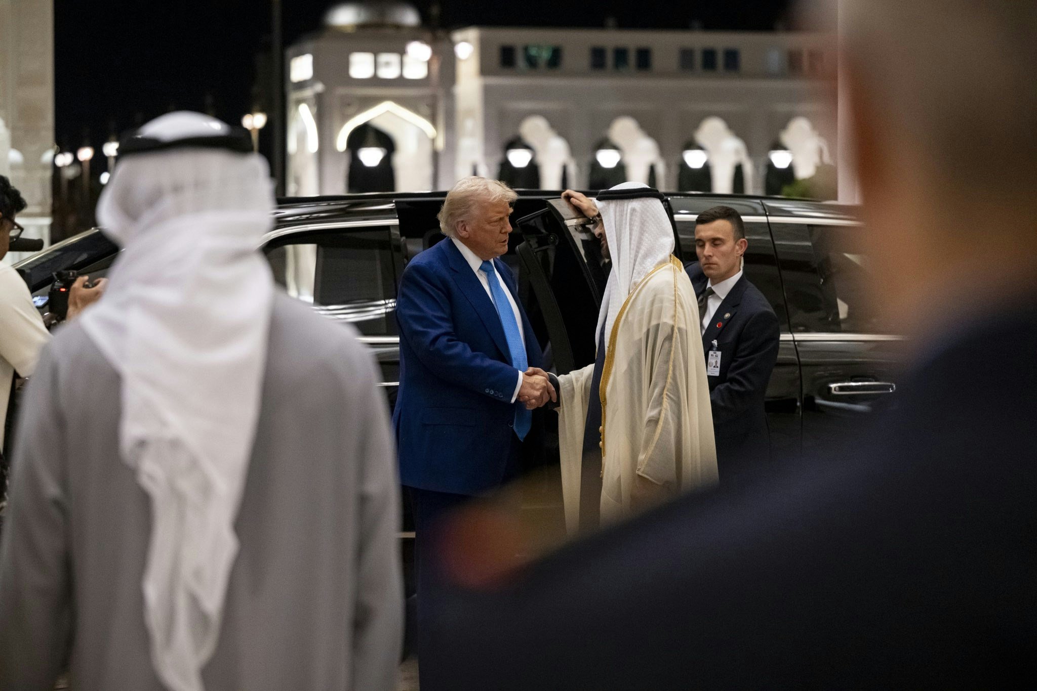 2025年5月15日，阿聯酋阿布達比，美國總統特朗普（Donald Trump，左）與阿聯酋穆罕默德（Sheikh Mohamed bin Zayed Al Nahyan，右）舉行會面。（X@MohamedBinZayed）