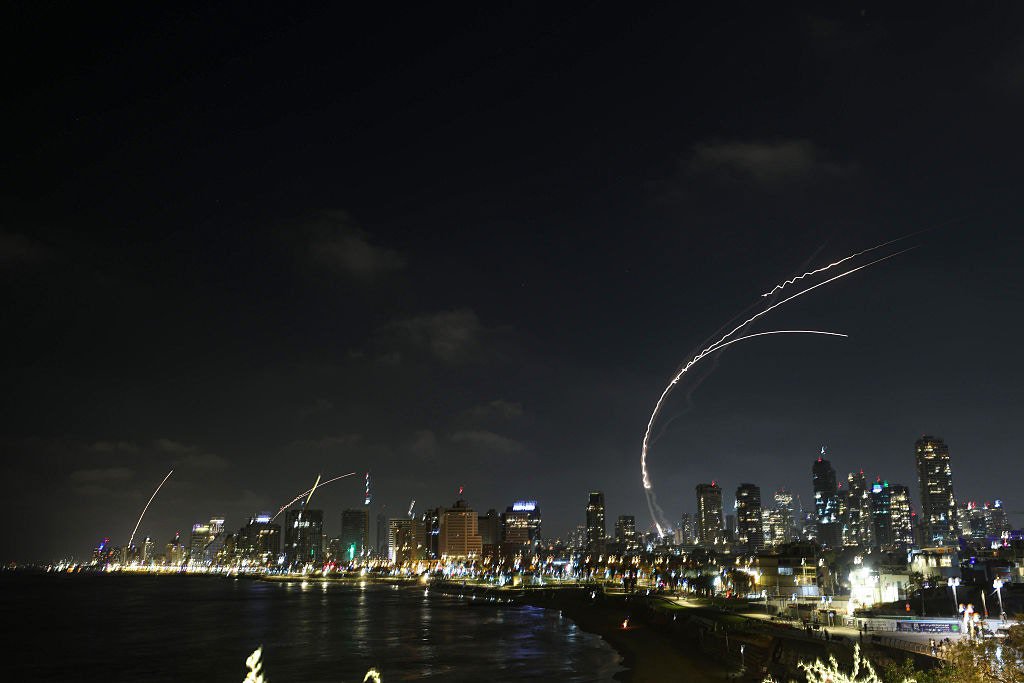 2025年6月13日，伊朗反擊空襲以色列，以色列特拉維夫城市冒煙 （Anadolu via Getty Images）