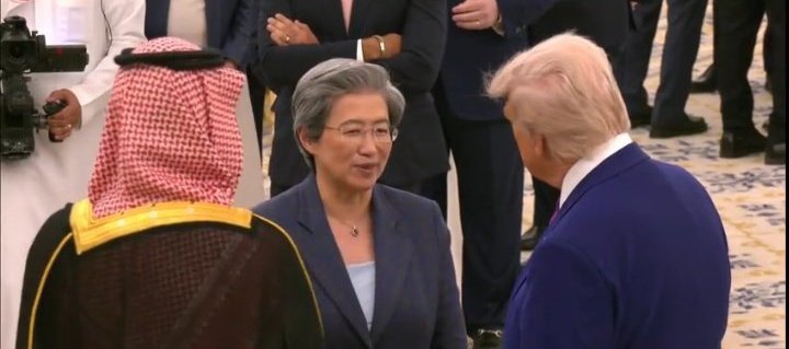 2025年5月13日，沙特阿拉伯利雅德，王儲穆罕穆德（Mohammed bin Salman，左）與美國總統特朗普（Donald Trump，右）和超微（AMD）行政總裁蘇姿丰（Lisa Su，中）與舉行會面。（X@IbrahemAlbanawi）