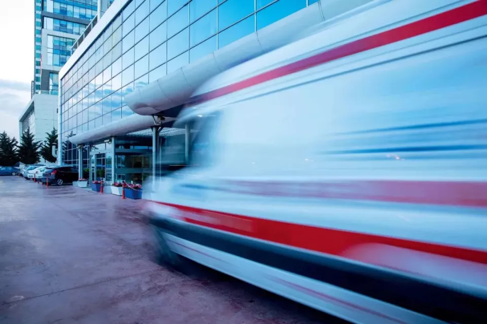 女子转院，在“黑救护车”上死亡