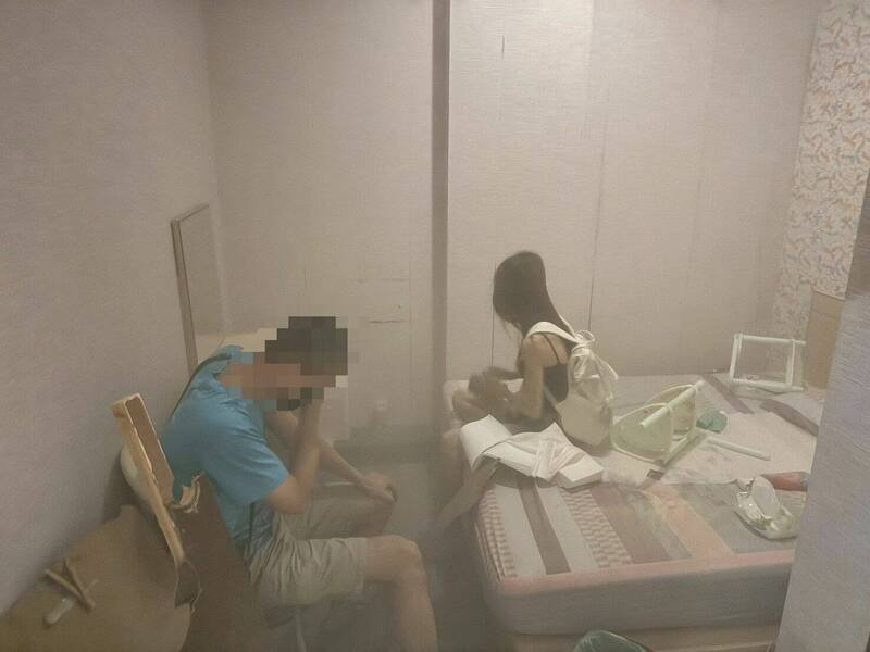 警方当场查获泰籍变性人与男客完成性交易。(警方提供) 警方当场查获泰籍变性人与男客完成性交易。(警方提供)