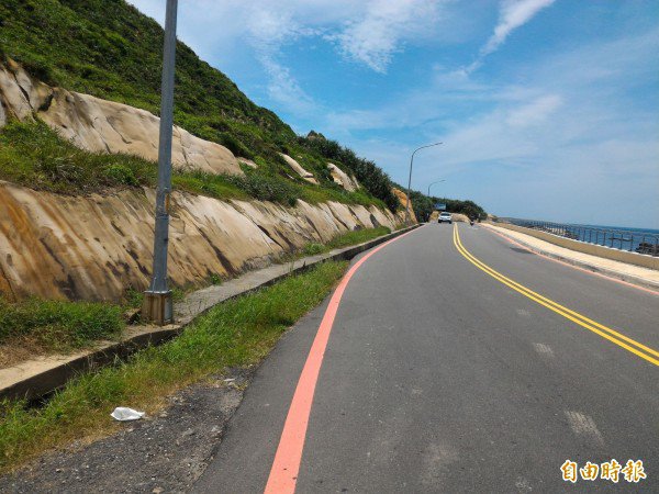 吕胜民当晚在野柳骆驼峰前(电线杆处)发现该只穿山甲。(记者吴政峰摄) 吕胜民当晚在野柳骆驼峰前(电线杆处)发现该只穿山甲。(记者吴政峰摄)