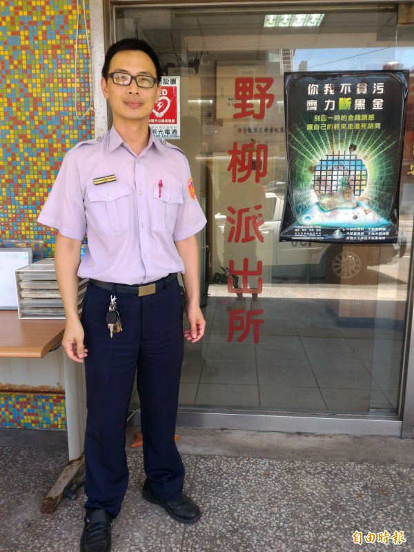 吕胜民把穿山甲
救到野柳拜出所。(记者吴政峰摄) 吕胜民把穿山甲
救到野柳拜出所。(记者吴政峰摄)