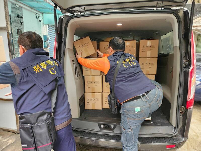 刑事局侦三队在新北、桃园等地查获5名网路卖家贩售盗版游戏的「月光宝盒」,初估侵权金额逾40亿元。(记者黄佳琳翻摄) 刑事局侦三队在新北、桃园等地查获5名网路卖家贩售盗版游戏的「月光宝盒」,初估侵权金额逾40亿元。(记者黄佳琳翻摄)