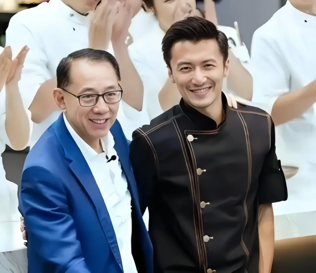 •杨受成（左）与旗下艺人谢霆锋。