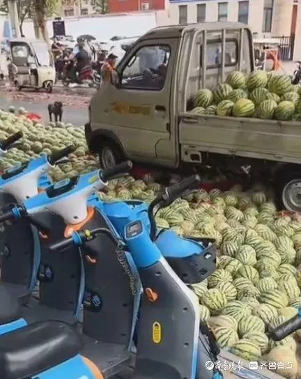 摊贩占据半边马路卖西瓜，被带走处理后西瓜遭哄抢