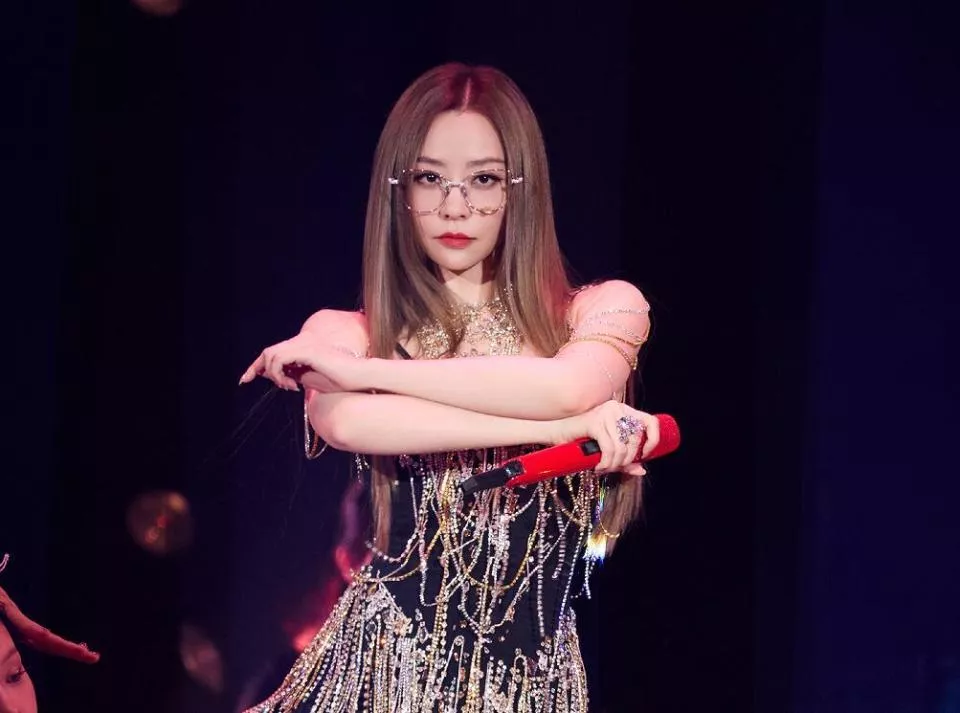 张靓颖被骂上热搜，华语乐坛要变天了