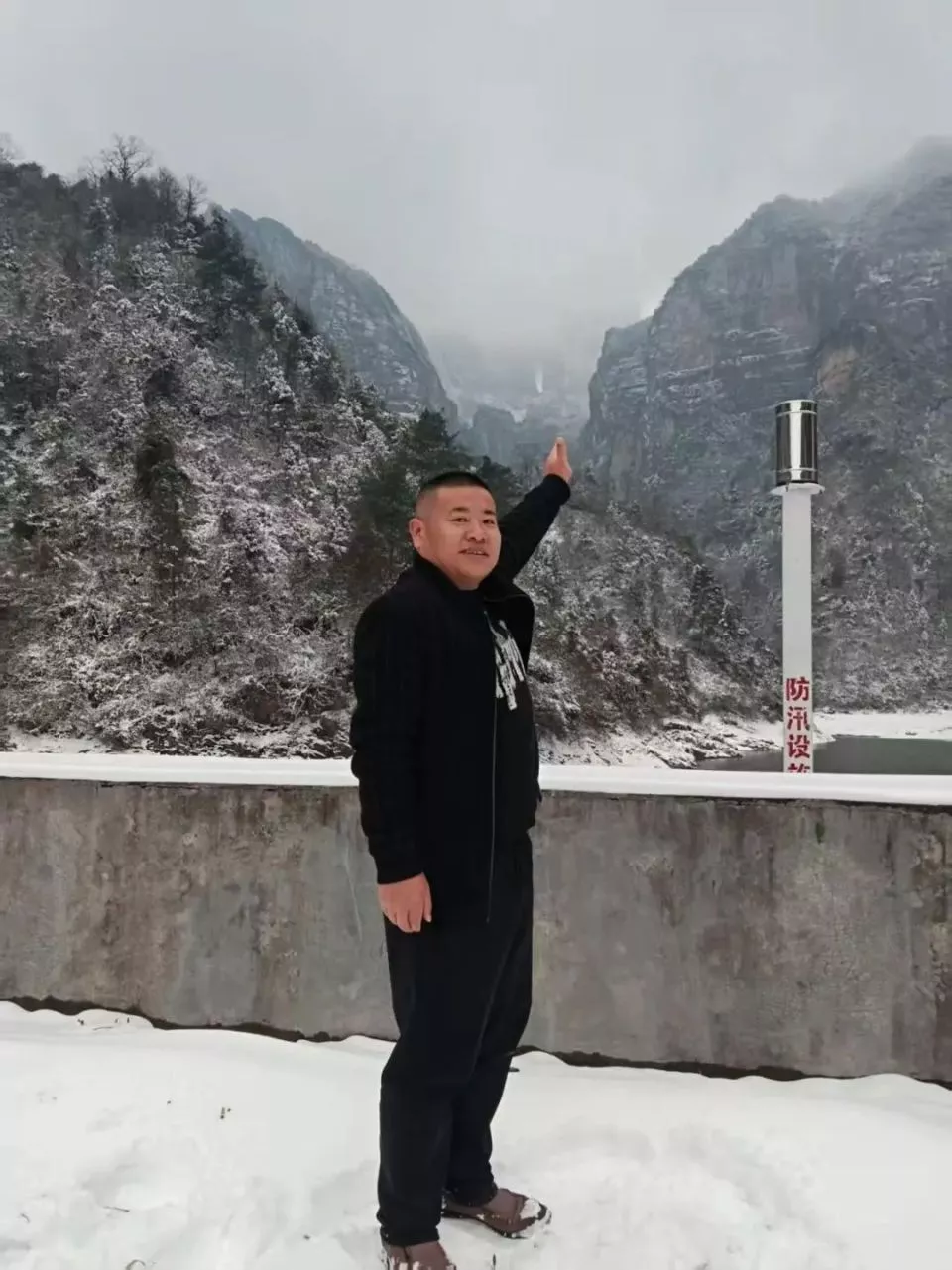 救下11名韩国人 41岁司机下葬 官方:不能评见义勇为