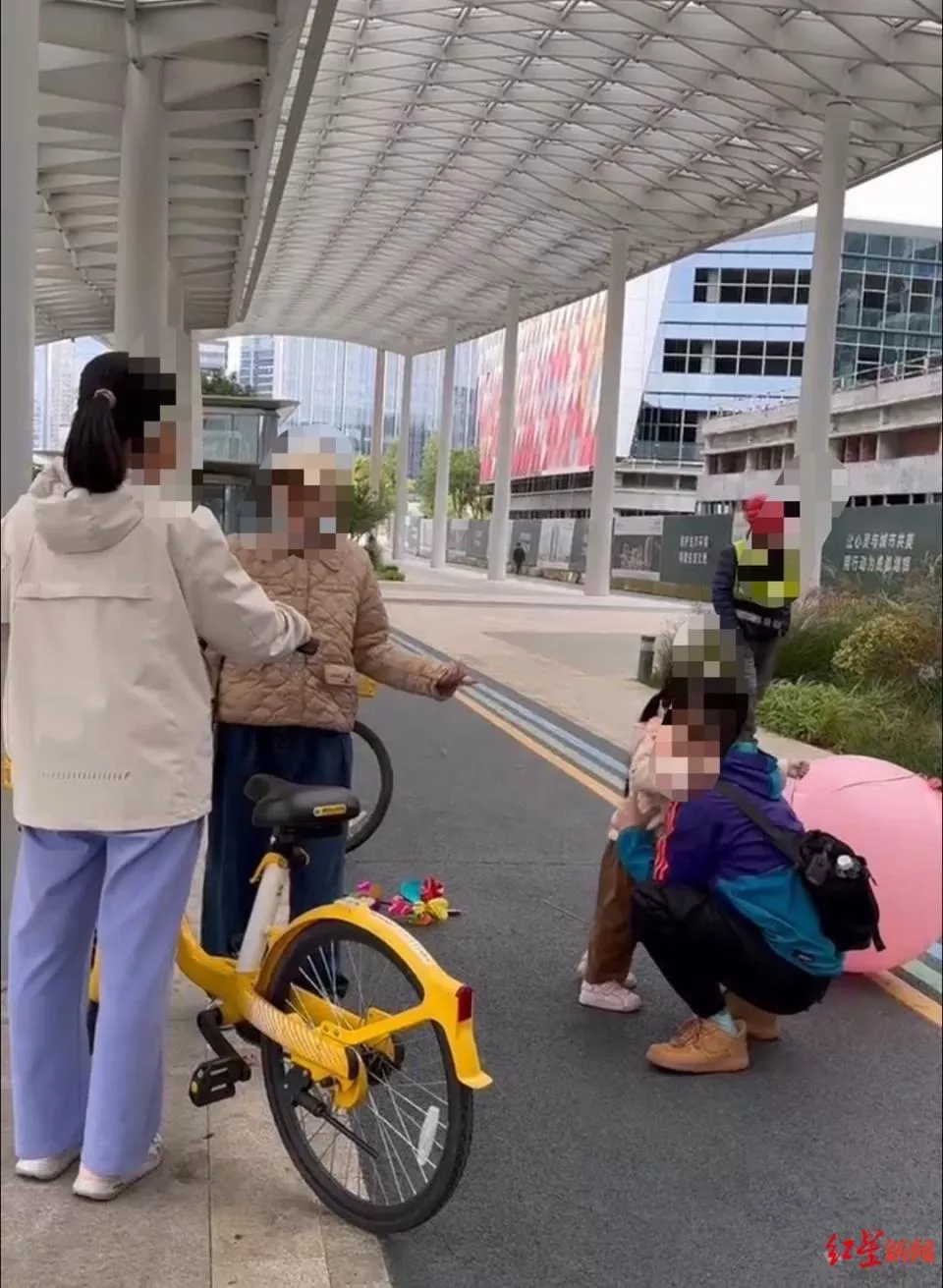10岁女童骑车撞倒其女 因“欠句道歉”她选择起诉