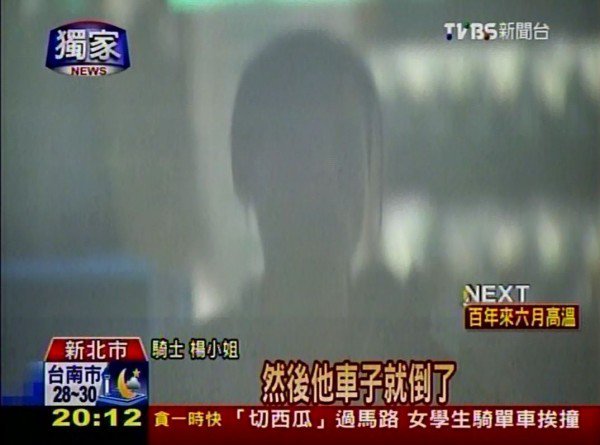 杨小姐说,当时她在停车时发现没车位,所以后退找其他车位,但在到退过程中撞到了别人的机车。(图撷取自TVBS) 杨小姐说,当时她在停车时发现没车位,所以后退找其他车位,但在到退过程中撞到了别人的机车。(图撷取自TVBS)
