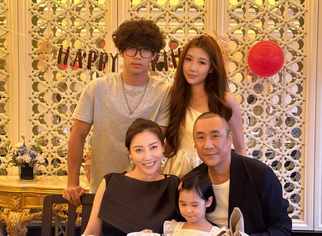 章子怡大侄女迎19岁生日，哥嫂全家出镜庆祝