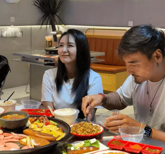 刁磊大花臂看着不好惹，对何洁却很温柔宠溺