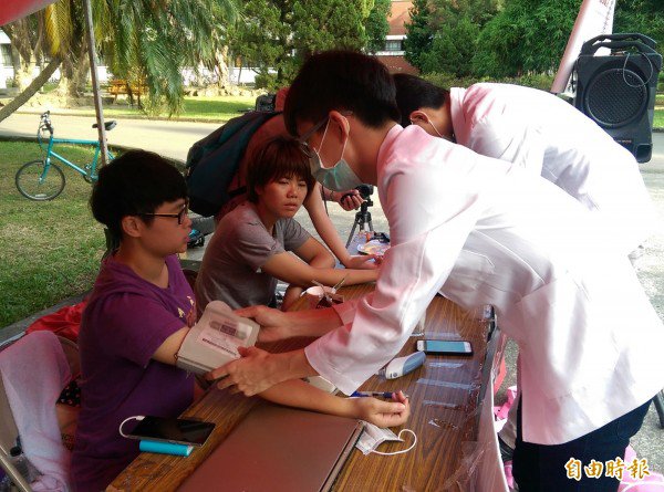 辅大医学系学生自发替绝食同学定时量测身体状况。(记者叶冠妤摄) 辅大医学系学生自发替绝食同学定时量测身体状况。(记者叶冠妤摄)