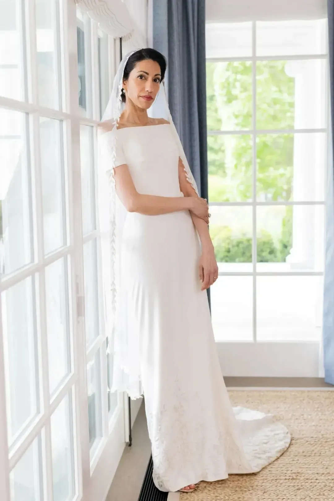 ·阿贝丁身着婚纱。
