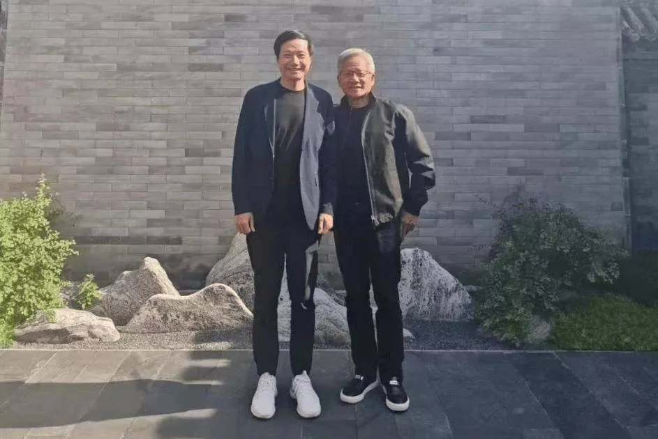 英伟达 CEO 黄仁勋今年第三次来华，与雷军亲密合影曝光
