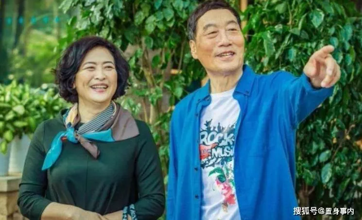 没想到他就是许娣老公，结婚40年甘当家庭煮夫