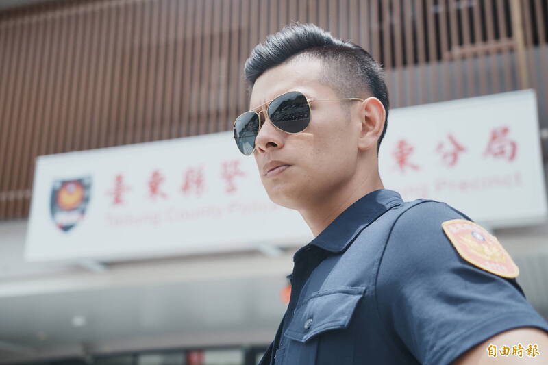 吴念桥即日起在台东分局永乐派出所服务,不久即将从军。(记者刘人玮摄) 吴念桥即日起在台东分局永乐派出所服务,不久即将从军。(记者刘人玮摄)