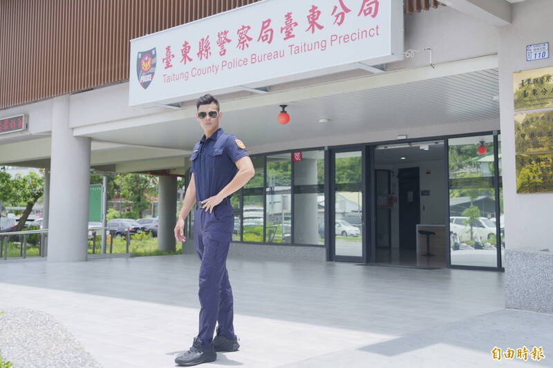 吴念桥即日起在台东分局服务永乐派出所,不久即将从军。(记者刘人玮摄) 吴念桥即日起在台东分局服务永乐派出所,不久即将从军。(记者刘人玮摄)