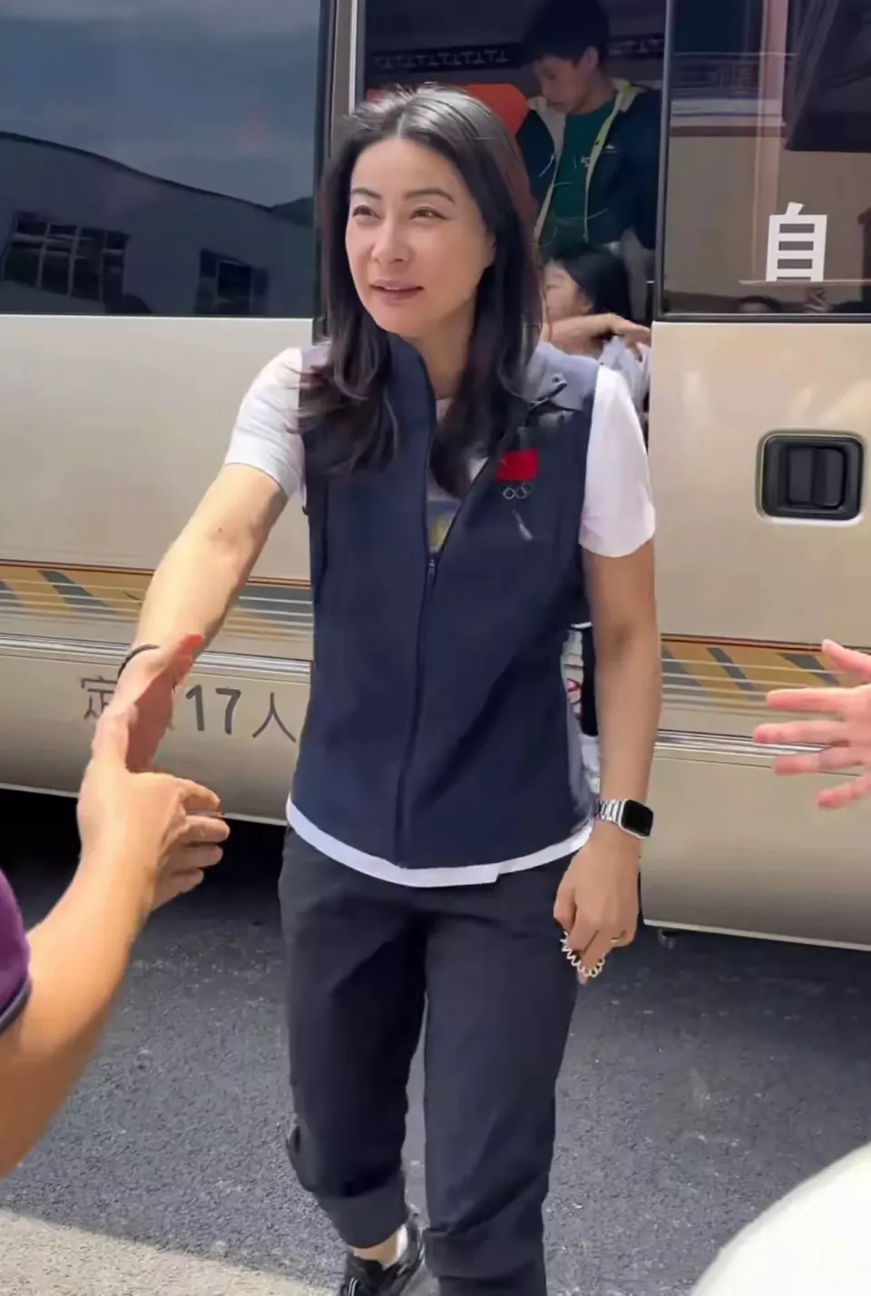 郭晶晶一家五口在贵州，俯身握手一点没架子