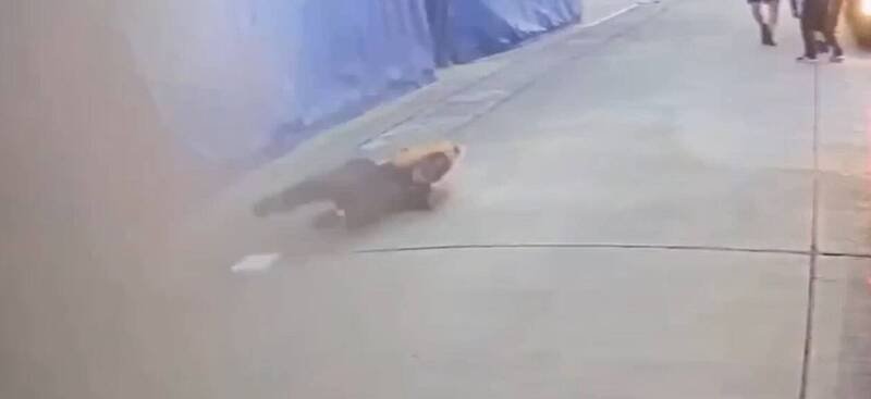 现场警员紧急逃生时不慎跌倒,抱头自我保护,所幸没有受伤。(读者提供) 现场警员紧急逃生时不慎跌倒,抱头自我保护,所幸没有受伤。(读者提供)