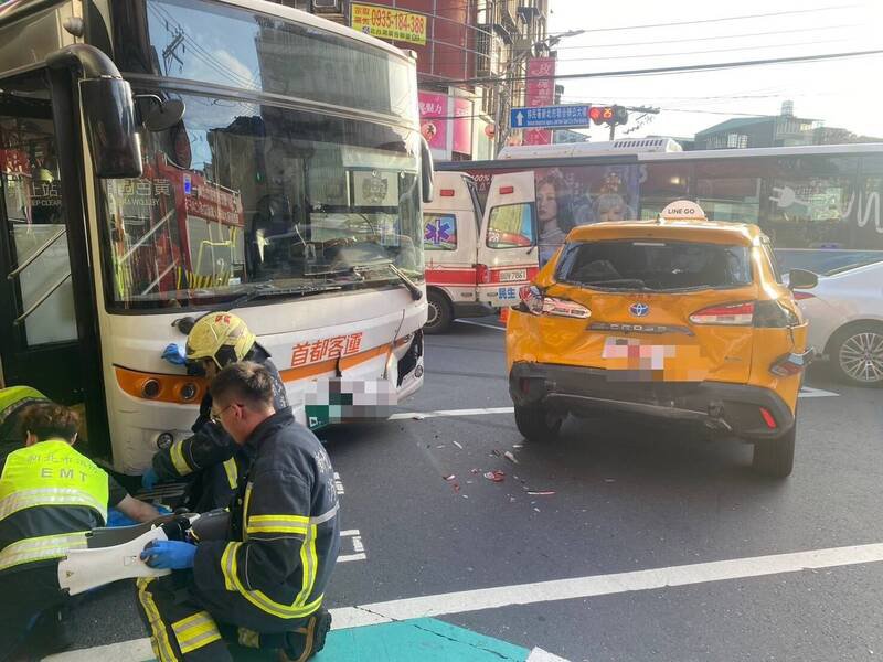 郭姓男子驾驶首都客运307号公车,行经新北中和区时,疑因身体不是晕眩追撞前方4台汽、机车。(记者陆运锋翻摄) 郭姓男子驾驶首都客运307号公车,行经新北中和区时,疑因身体不是晕眩追撞前方4台汽、机车。(记者陆运锋翻摄)