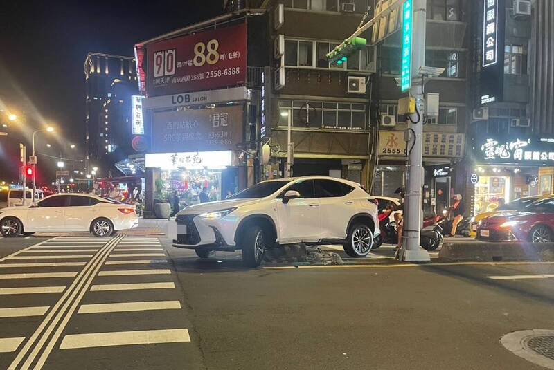 谢女轿车被分隔岛卡住。(记者王冠仁翻摄) 谢女轿车被分隔岛卡住。(记者王冠仁翻摄)