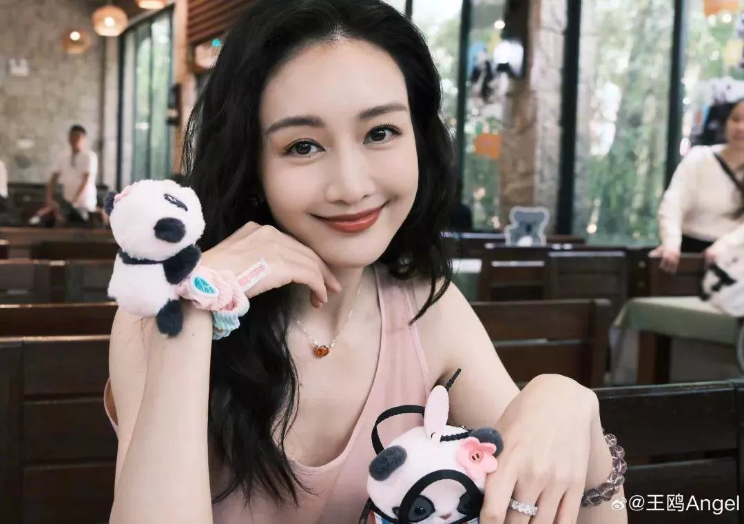 王鸥女儿疑似首次曝光！与何九华关系引热议