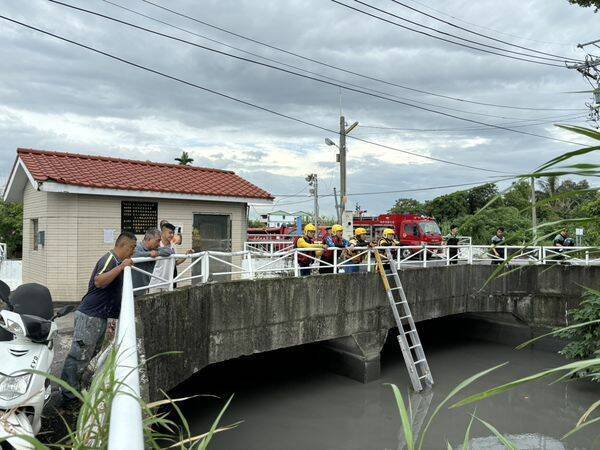 消防人员沿著八堡二圳搜寻落水妇人。(民众提供) 消防人员沿著八堡二圳搜寻落水妇人。(民众提供)
