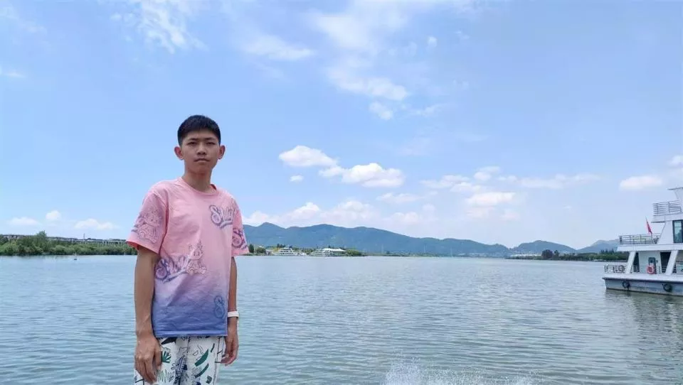 18岁高中生坐飞机到西双版纳后失联，景洪公安回应