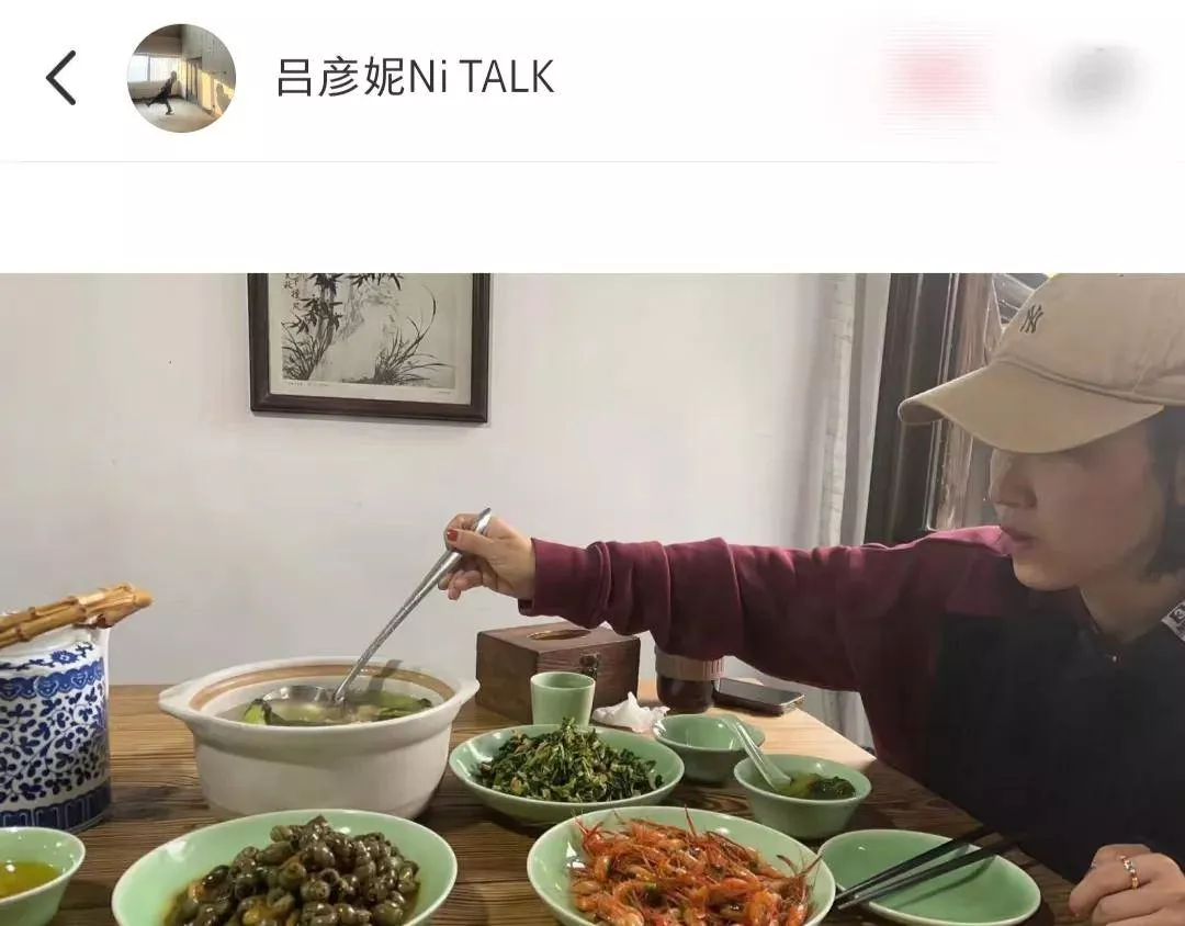 马伊琍庆祝49岁生日，素颜出镜，和好友共度