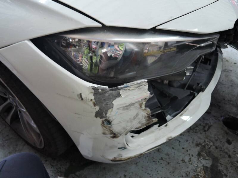 林男的自小客车车头因撞上公车毁损,车牌也喷飞。(记者陈建志翻摄) 林男的自小客车车头因撞上公车毁损,车牌也喷飞。(记者陈建志翻摄)