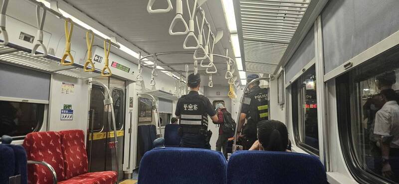 铁路警察上台铁区间列车查处73岁王姓男子涉企图亮刀恐吓他人的纠纷案。(网友dinosaurs512提供) 铁路警察上台铁区间列车查处73岁王姓男子涉企图亮刀恐吓他人的纠纷案。(网友dinosaurs512提供)
