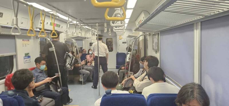 台铁列车人员在南下区间车查处73岁王姓男子涉企图亮刀恐吓他人的纠纷案。(网友dinosaurs512提供) 台铁列车人员在南下区间车查处73岁王姓男子涉企图亮刀恐吓他人的纠纷案。(网友dinosaurs512提供)