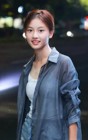 女孩撞脸张柏芝杨颖走红，她是下一个奶茶妹妹？