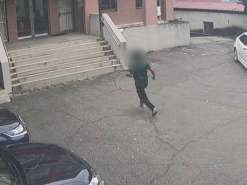 南投水里乡有男童癫痫发作危及生命,其父到水里分驻所请求警方开道护送,顺利缩短路程赶赴台中就医解危。(集集警方提供) 南投水里乡有男童癫痫发作危及生命,其父到水里分驻所请求警方开道护送,顺利缩短路程赶赴台中就医解危。(集集警方提供)