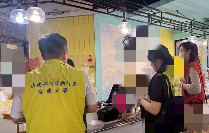 法务部行政执行署宜兰分署连日来前往查封世纪糕点查封店内蛋糕冰柜与烤面包机。(记者林嘉东翻摄) 法务部行政执行署宜兰分署连日来前往查封世纪糕点查封店内蛋糕冰柜与烤面包机。(记者林嘉东翻摄)