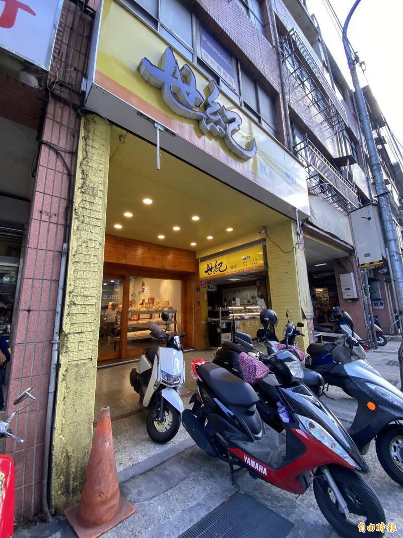 创立于1980年的世纪糕点是基隆市老字号糕饼店,全盛时期总店加分店有多达6家,目前只剩2家。(记者林嘉东摄) 创立于1980年的世纪糕点是基隆市老字号糕饼店,全盛时期总店加分店有多达6家,目前只剩2家。(记者林嘉东摄)