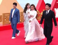 中国电影导演之夜，黄渤肿了，冯小刚低调，宋佳大气，咏梅优雅