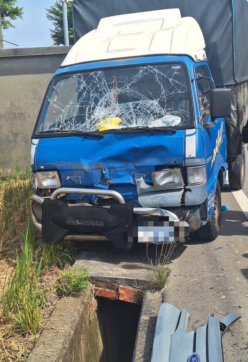 苑里苗47-1线路口又出「撞况」,女骑士被撞落田里满脸血迹送医。(民众提供) 苑里苗47-1线路口又出「撞况」,女骑士被撞落田里满脸血迹送医。(民众提供)