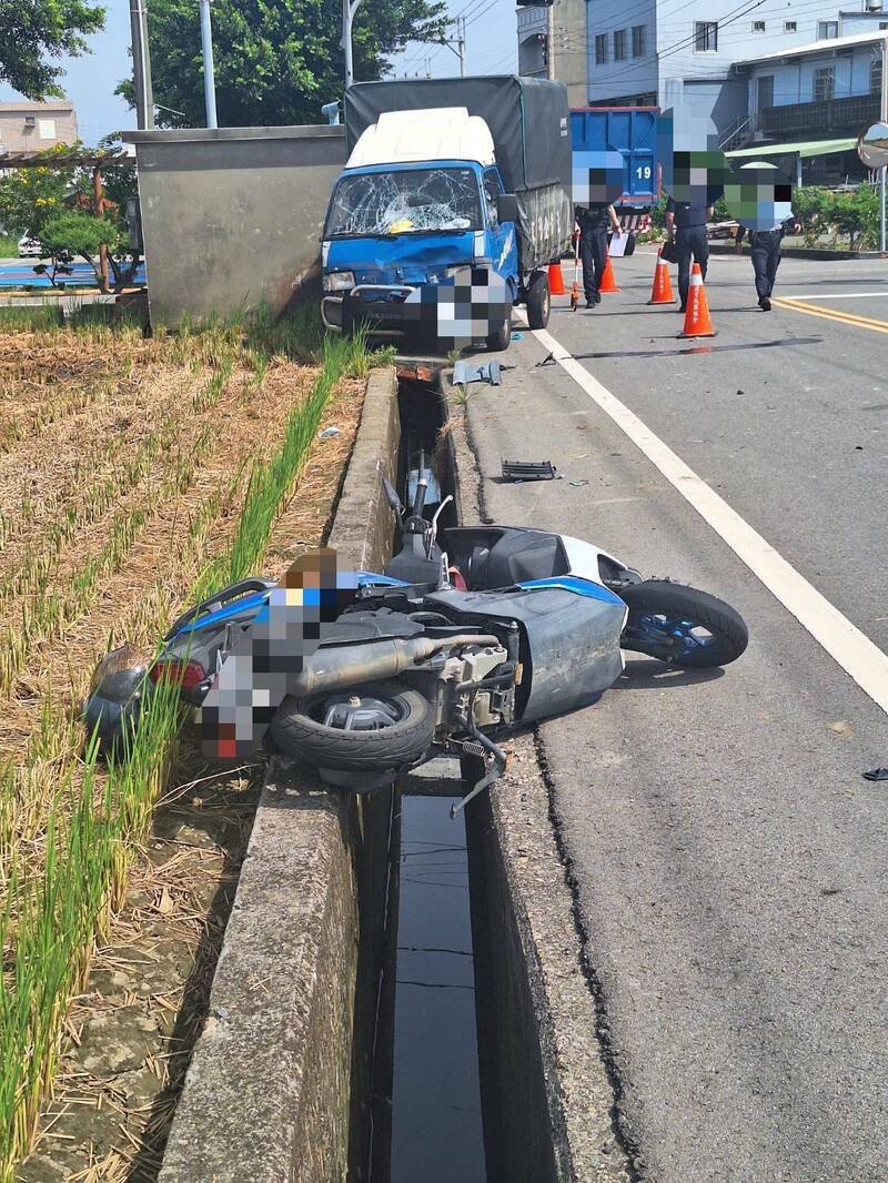 苑里苗47-1线路口又出「撞况」,女骑士被撞落田里满脸血迹送医。(民众提供) 苑里苗47-1线路口又出「撞况」,女骑士被撞落田里满脸血迹送医。(民众提供)