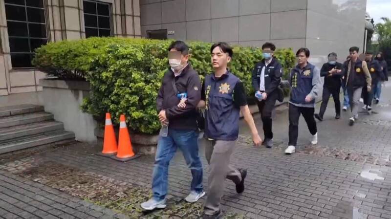 男子李牧耘等5人移送检方侦办。(记者邱俊福翻摄) 男子李牧耘等5人移送检方侦办。(记者邱俊福翻摄)