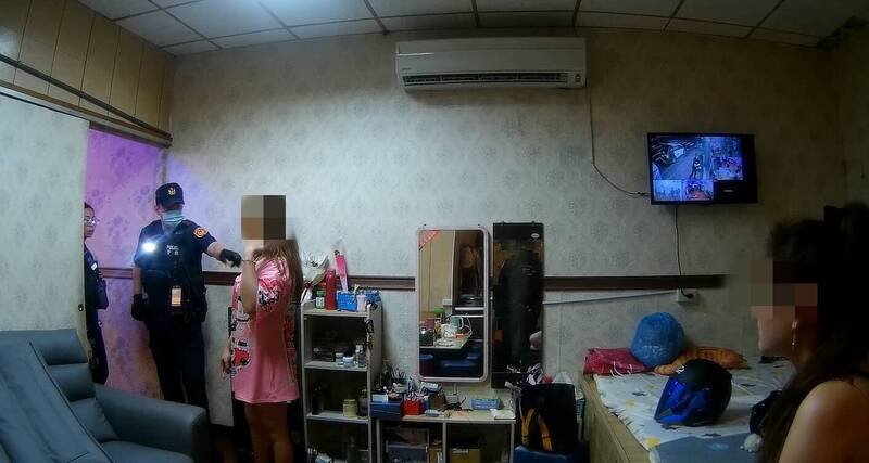 中坜环西路一家按摩店昨晚被警方查获有越籍女子非法性交易。(中坜警分局提供) 中坜环西路一家按摩店昨晚被警方查获有越籍女子非法性交易。(中坜警分局提供)