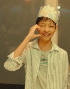 姚晨晒照为儿子庆生！12岁小土豆脸颊比心笑容灿烂