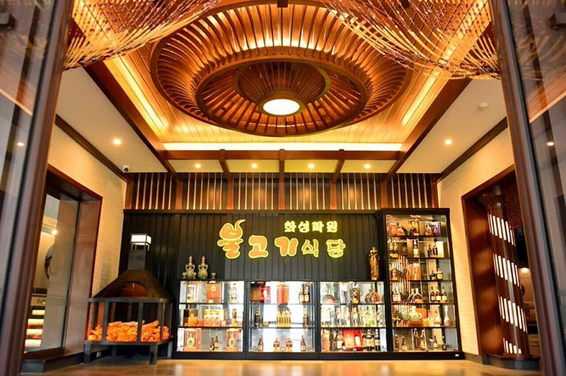 北韩媒体16日对外介绍,平壤新开幕的高级烤肉餐厅。(撷取自X) 北韩媒体16日对外介绍,平壤新开幕的高级烤肉餐厅。(撷取自X)