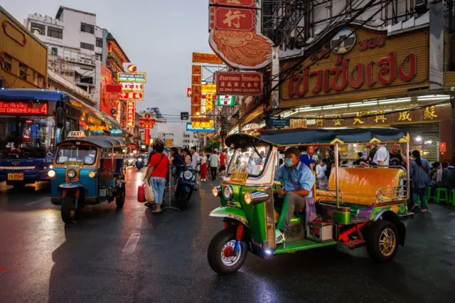 一辆泰国嘟嘟车行驶在曼谷唐人街耀华力路的步行街上。