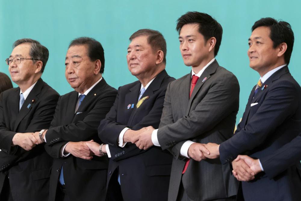 这场选举若只留下更多撒币、更多税改承诺，却没有任何诚实的制度蓝图，那么不管谁胜谁败，真正输掉的，是日本的未来。 （美联社）