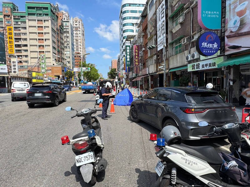 男骑士遭大货车追撞当场死亡。(民众提供) 男骑士遭大货车追撞当场死亡。(民众提供)