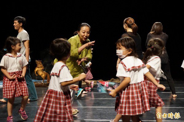 县长张花冠扮演「山妖」逗幼儿园学童。(记者曾迺强摄) 县长张花冠扮演「山妖」逗幼儿园学童。(记者曾迺强摄)